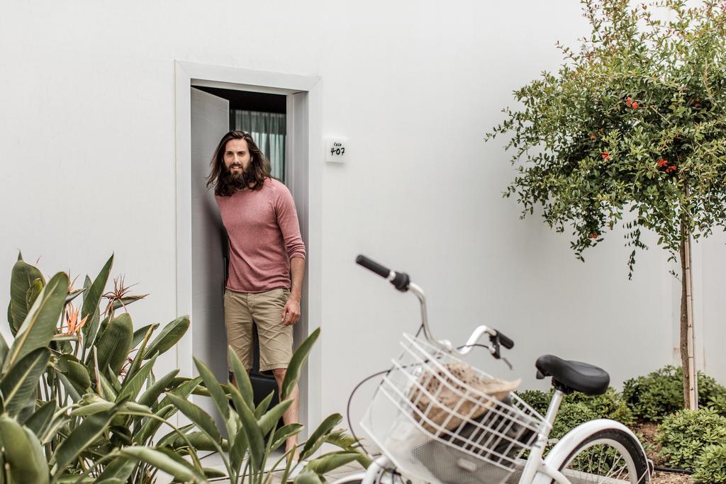 Hotel Casa Cook Rhodes (Adults Only) Kolymbia Esterno foto A man standing in a doorway